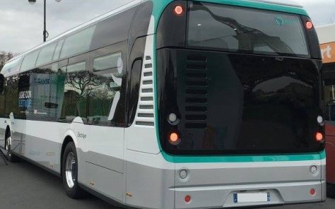 Hayon arrière avec grilles sur bus en situation